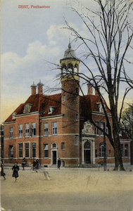 15726 Gezicht op de linker- en voorgevel van het nieuwe postkantoor (Het Rond 5) te Zeist uit het noordwesten.